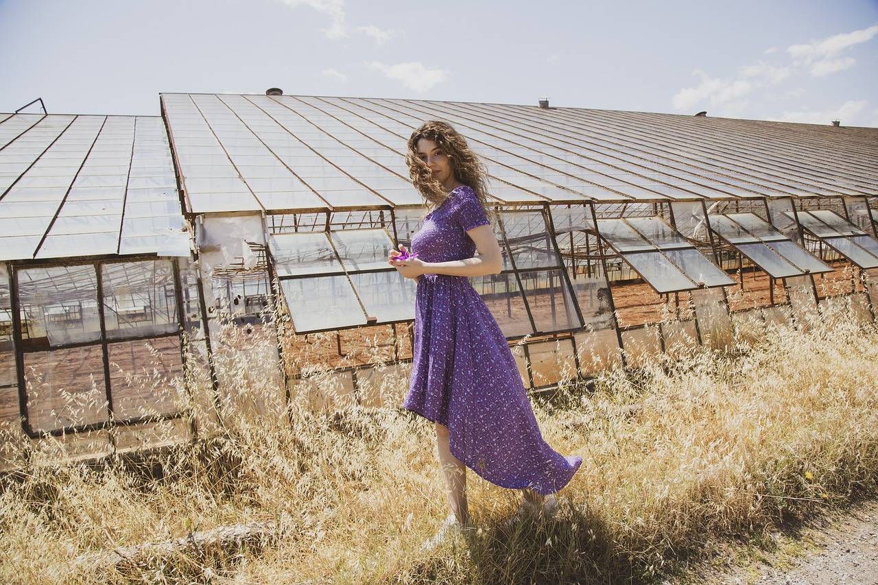 Fashion in the Digital Age: Virtual Runways and Augmented Reality